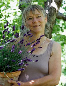 Hej! Annika Christensen här. Jag jobbar som trädgårdsfotograf och är en passionerad trädgårdsodlare. De flesta känner mig från Allt om Trädgård där jag i varje nummer skriver dagbok från min trädgård. Jag driver även bloggen naturligating.blogspot.se och på Instagram finns jag på #annikasnaturligating.