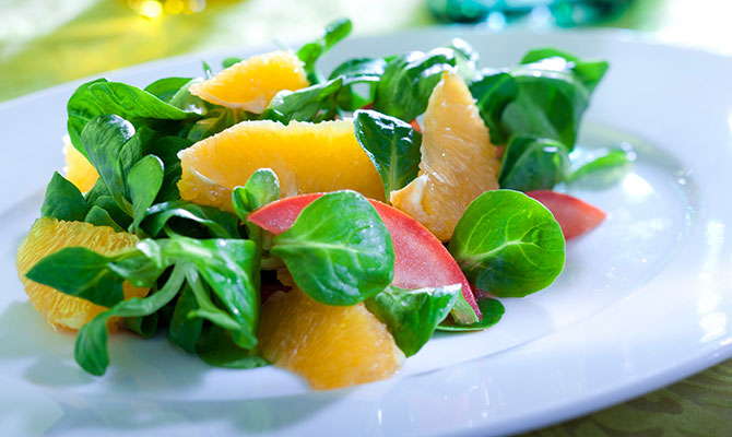 Vintersallat eller machesallad är gott tillsammans med apelsin i November.