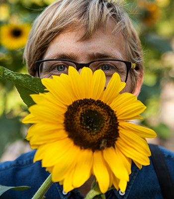 Anders Stålhand gömmer sig bakom en solros
