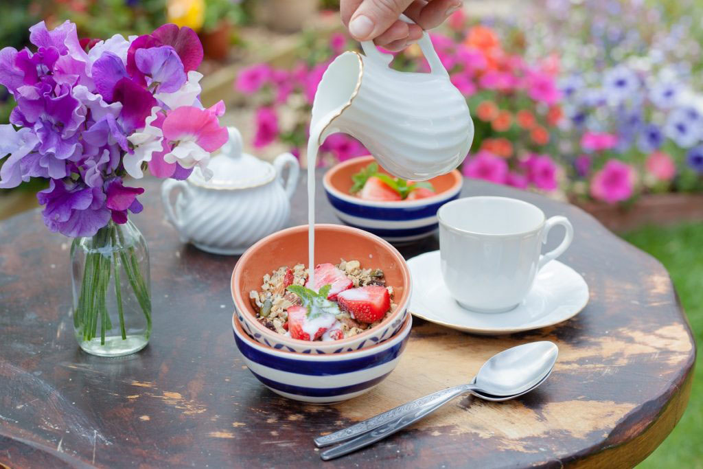 Njut av en vacker luktärtsbukett på frukostbordet.