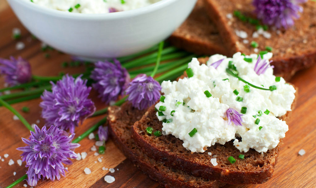 Ätbara blommor - Gräslöksblomma på smörgås