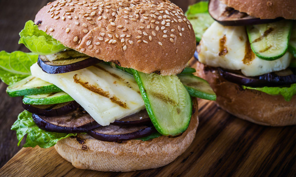 Hamburgare med egenodlad squash och aubergine