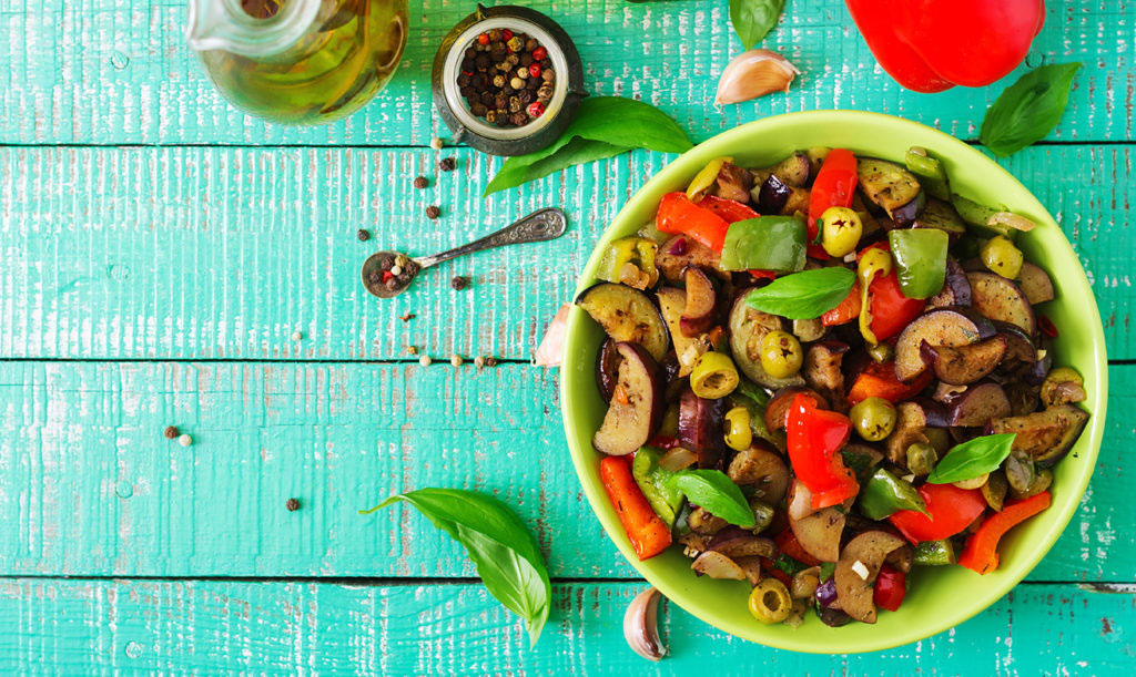 Sallad med grillad aubergine, paprika och oliver