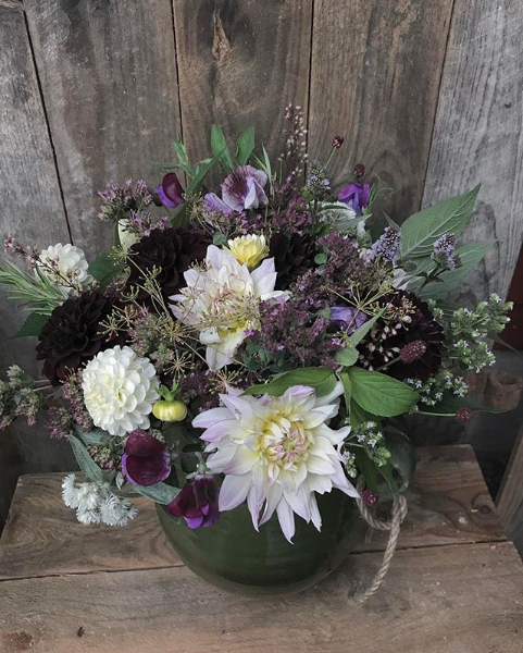 Bukett med oregano, timjan, mynta, salvia, dahlia och luktärt.