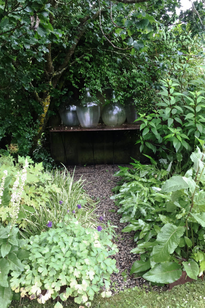 Charlotte skapar djup och en känsla av att trädgården aldrig tar slut, genom alla gångar och stigar. 