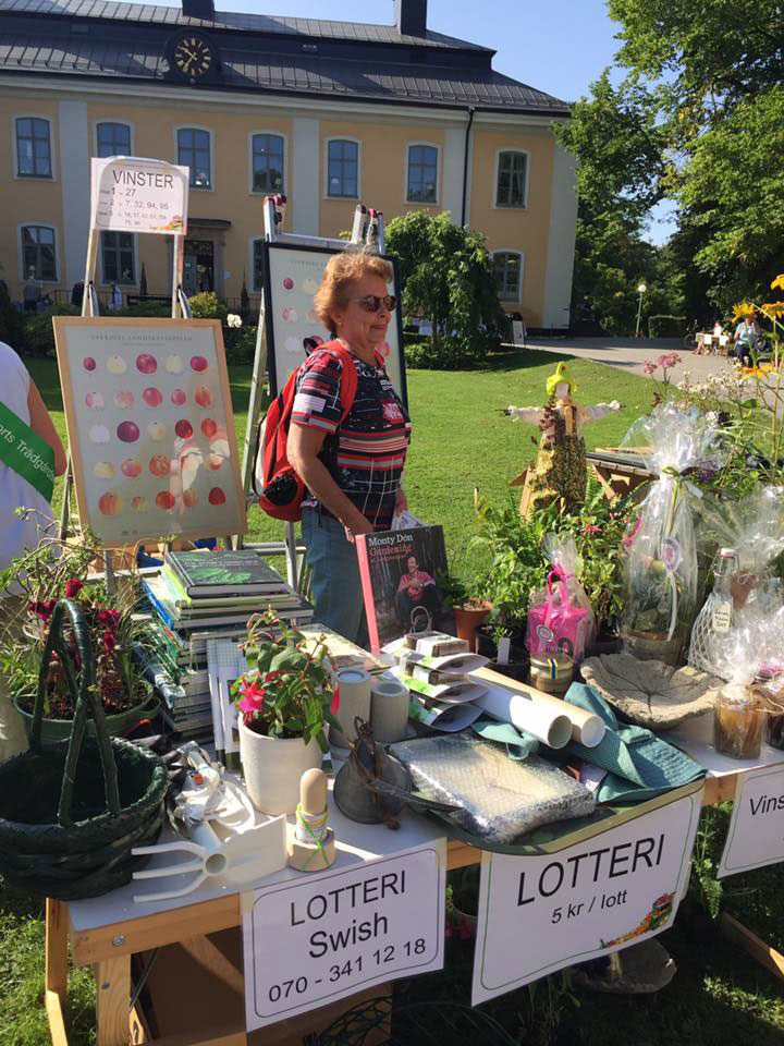 Ett dignande prisbord var lockande för marknadens besökare