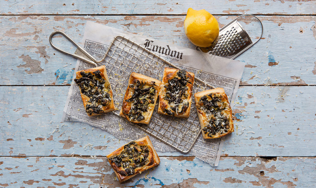 Smördegstarte med egenodlad svartkål, parmesan och citron
