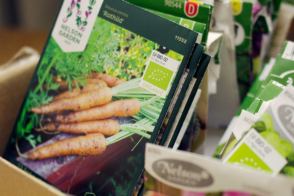Behöver du fylla på i fröförrådet? Se över vilka sorter du har sedan tidigare och hur mycket som är kvar – på så vis undviker du att köpa på dig för mycket.